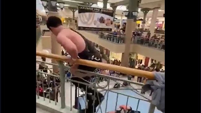 Luchador arriesgó su integridad con sorprendente salto desde un segundo piso sobre tres rivales