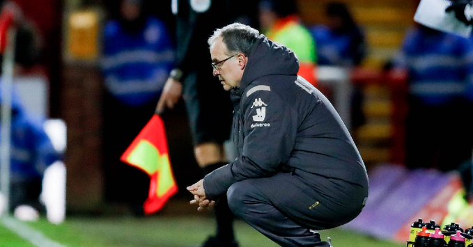 Leeds de Bielsa rescató un empate ante rival directo y sigue en zona de ascenso en Inglaterra