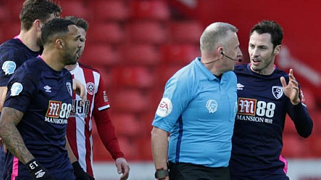 Arbitro de la Premier League fue acusado de burlarse de jugadores que pelean en la parte baja