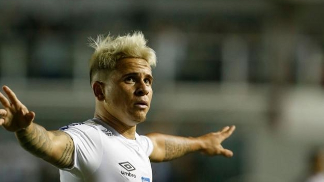 Huachipato evalúa exigir una compensación económica de Santos por renovación de Soteldo