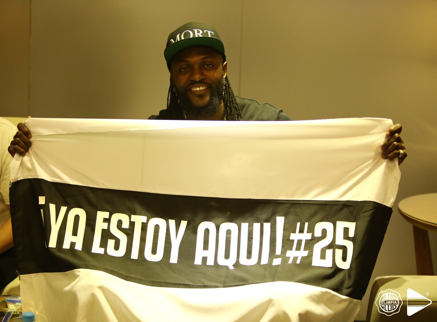 Hinchas de Olimpia dieron caluroso recibimiento a Emmanuel Adebayor en Asunción