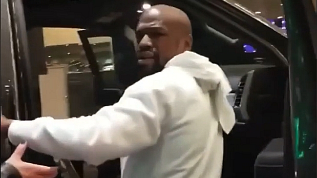 Floyd Mayweather rechazó de muy mala gana una selfie con seguidora mexicana