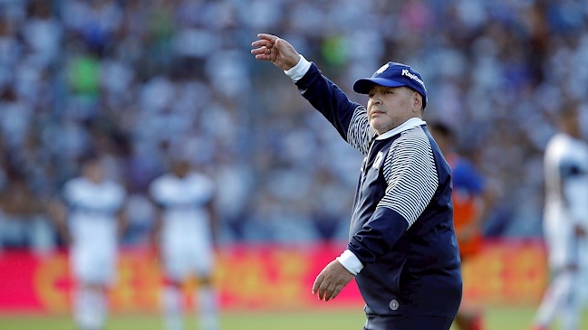 Hinchas de Newell’s Old Boys recibieron a Diego Maradona con un banderazo en Rosario