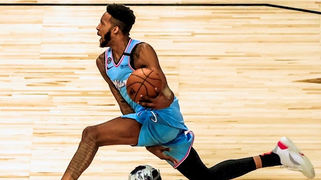 Derrick Jones ganó el concurso de clavadas del Fin de Semana de las Estrellas de la NBA