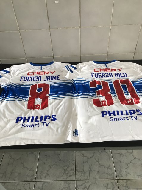 U. Católica dedicó camisetas con mensajes de apoyo a Jaime Carreño y Nicolás Castillo