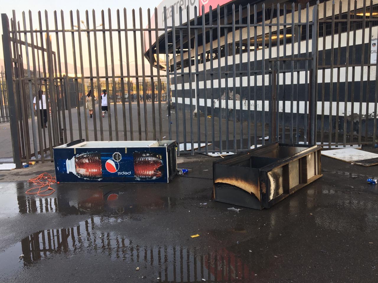 Los destrozos en las afueras del Monumental tras suspensión del clásico entre Colo Colo y la UC