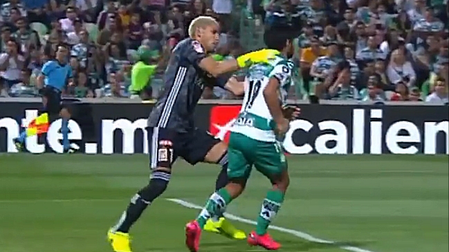 Arquero de Tigres golpeó de forma artera a un delantero de Santos en la liga mexicana