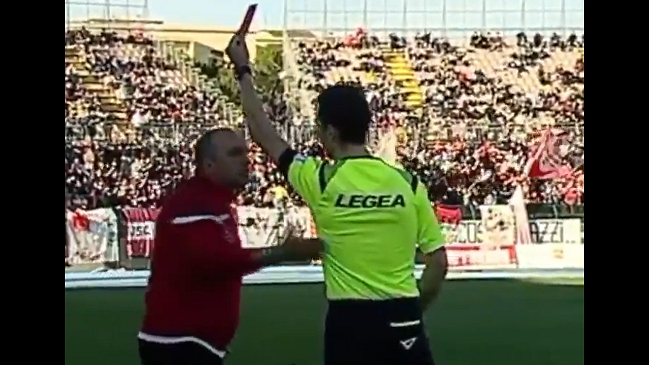 Técnico italiano fue expulsado por golpear en el rostro a uno de sus jugadores