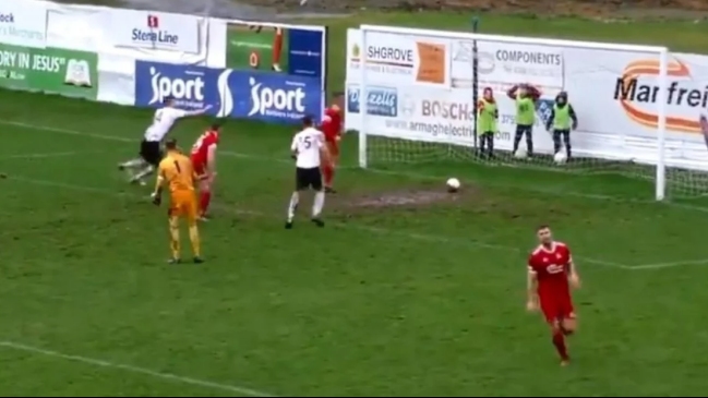 ¡Increíble! El barro frenó la celebración de un jugador en Irlanda
