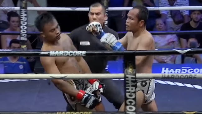Arbitro de Muay Thai reaccionó a tiempo y evitó que un peleador se azotara la cabeza en el piso