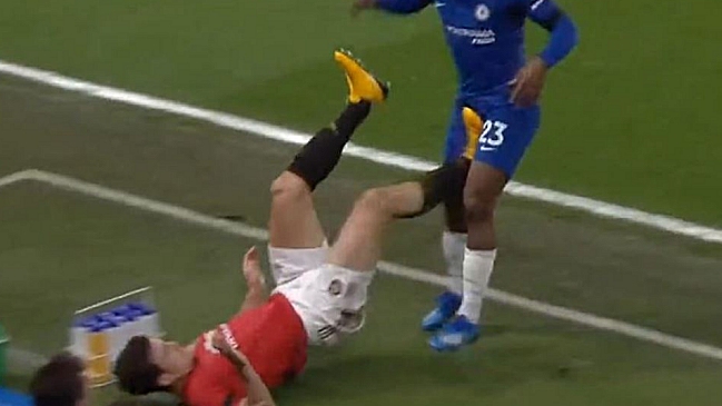 Defensor de M. United Harry Maguire golpeó en los testículos a Michy Batshuayi de Chelsea