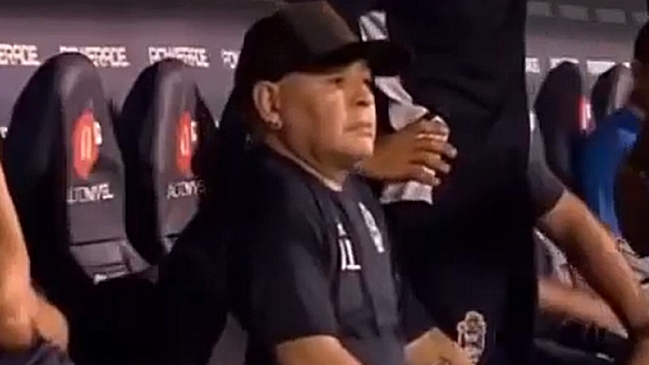 Maradona recibió una pastilla en pleno partido y cuerpo técnico tapó las cámaras