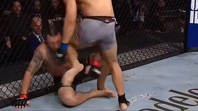 Peleador mexicano de UFC Rodrigo Vargas fue descalificado por brutal e ilegal rodillazo