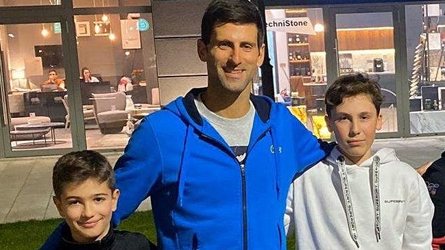 Djokovic sorprendió a niños y se sumó a un partido callejero de dobles