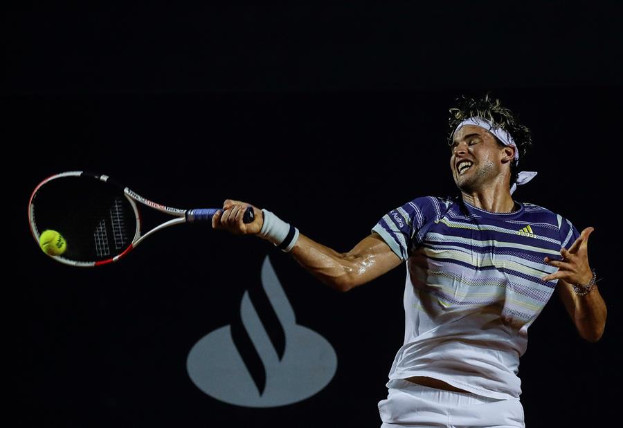 Dominic Thiem tuvo un esforzado avance a la segunda ronda del ATP de Río de Janeiro
