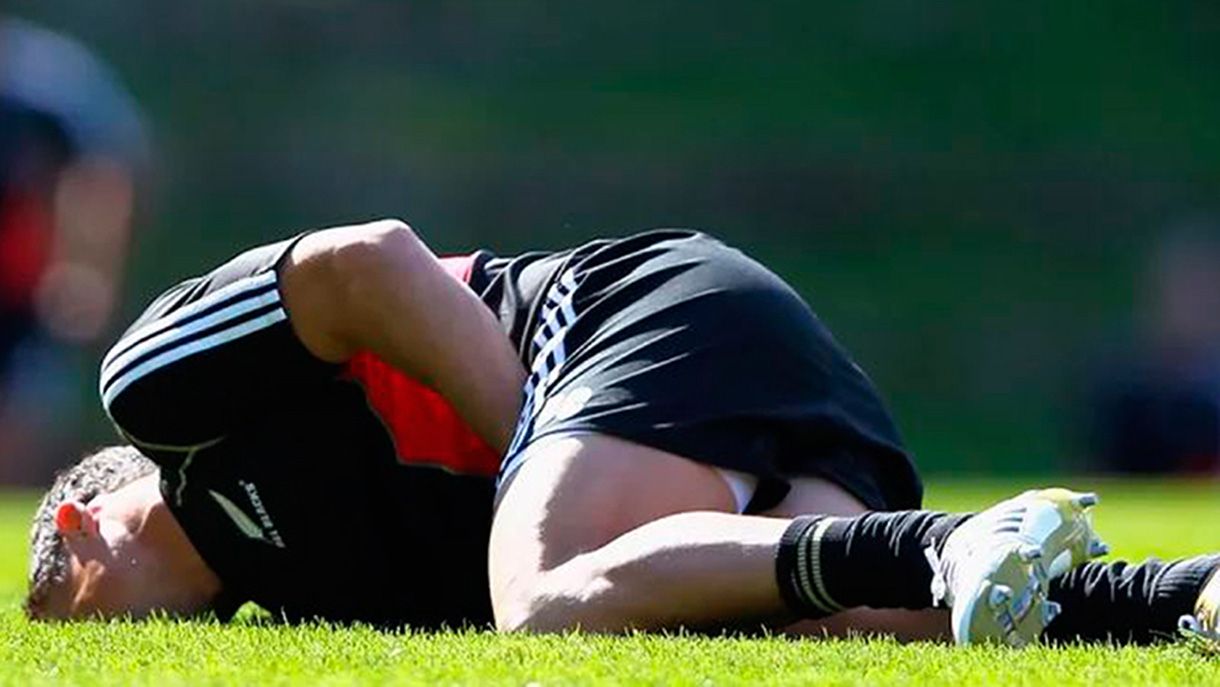 Futbolista francés fue suspendido por cinco años por morder el pene de un rival