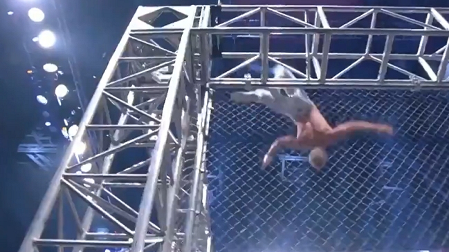 Luchador Cody Rhodes sorprendió con salto mortal desde la cima de la jaula en AEW