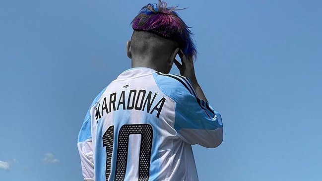 Diego Maradona regaló una camiseta de Boca a su nieto y complicó a Sergio Agüero