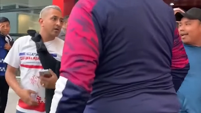 Jugador de Guadalajara empujo a un hincha que le pidió mayor compromiso