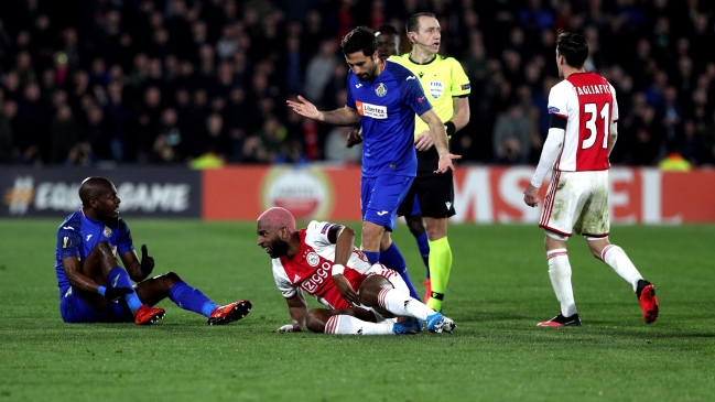 Ryan Babel se revolcó en el piso para trolear a un exagerado rival