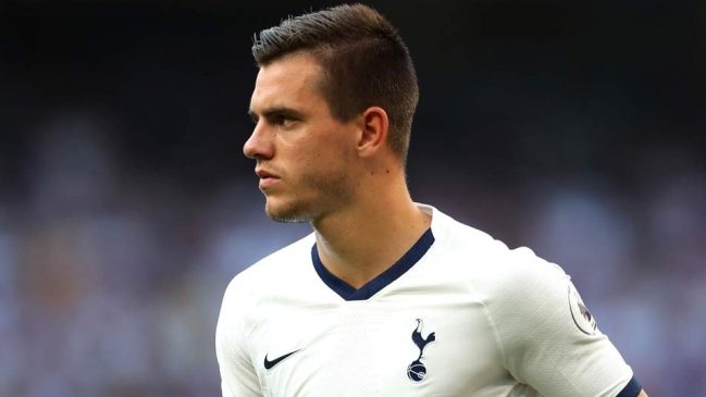 Polémica en la Premier por brutal pisotón de Lo Celso que el VAR consideró que no era para roja