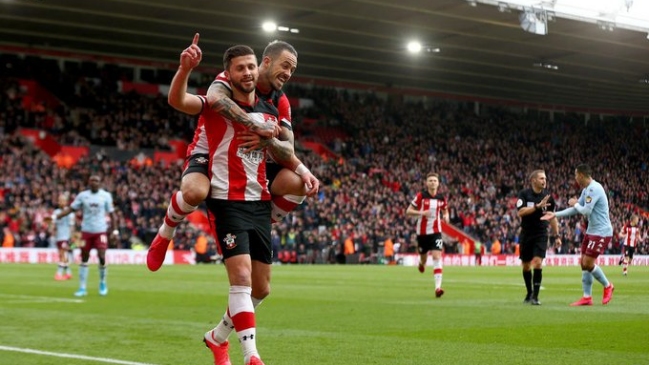 Jugador de Southampton Shane Long anotó de una particular forma ante Aston Villa