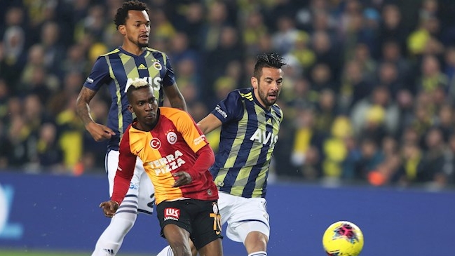 Mauricio Isla estuvo presente en derrota de Fenerbahce en el clásico ante Galatasaray