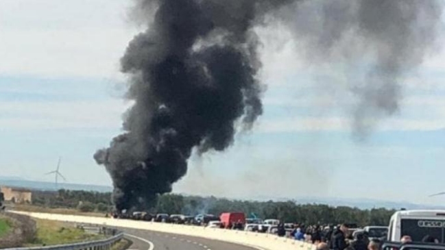 Hinchas de Bari emboscaron e incendiaron un bus con seguidores de Lecce en Italia