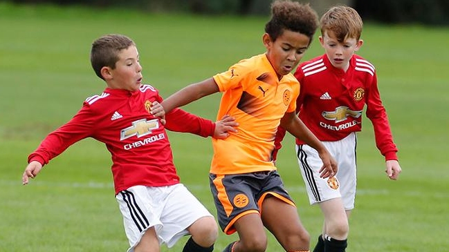 Reino Unido prohibió que menores cabeceen el balón en los entrenamientos