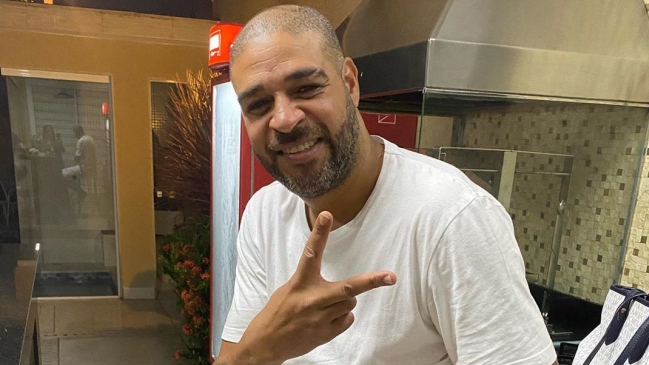 Adriano desmintió su muerte tras regresar a peligrosa favela en Brasil