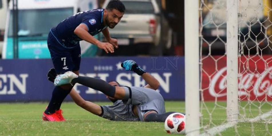 El ridículo autogol que se anotó un arquero paraguayo