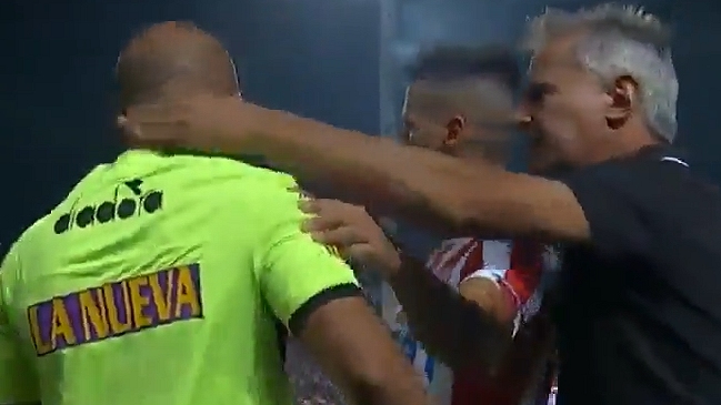 Técnico se indignó con el cuarto árbitro y lo agredió en el fútbol argentino