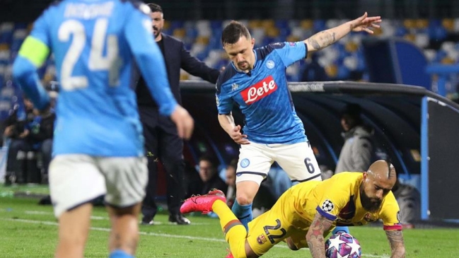 Arturo Vidal fue expulsado en el empate de Barcelona y Napoli por la Champions League