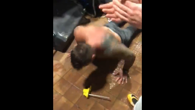 Dueño de club inglés festejó importante triunfo sobre el líder del torneo con un “gusanito”