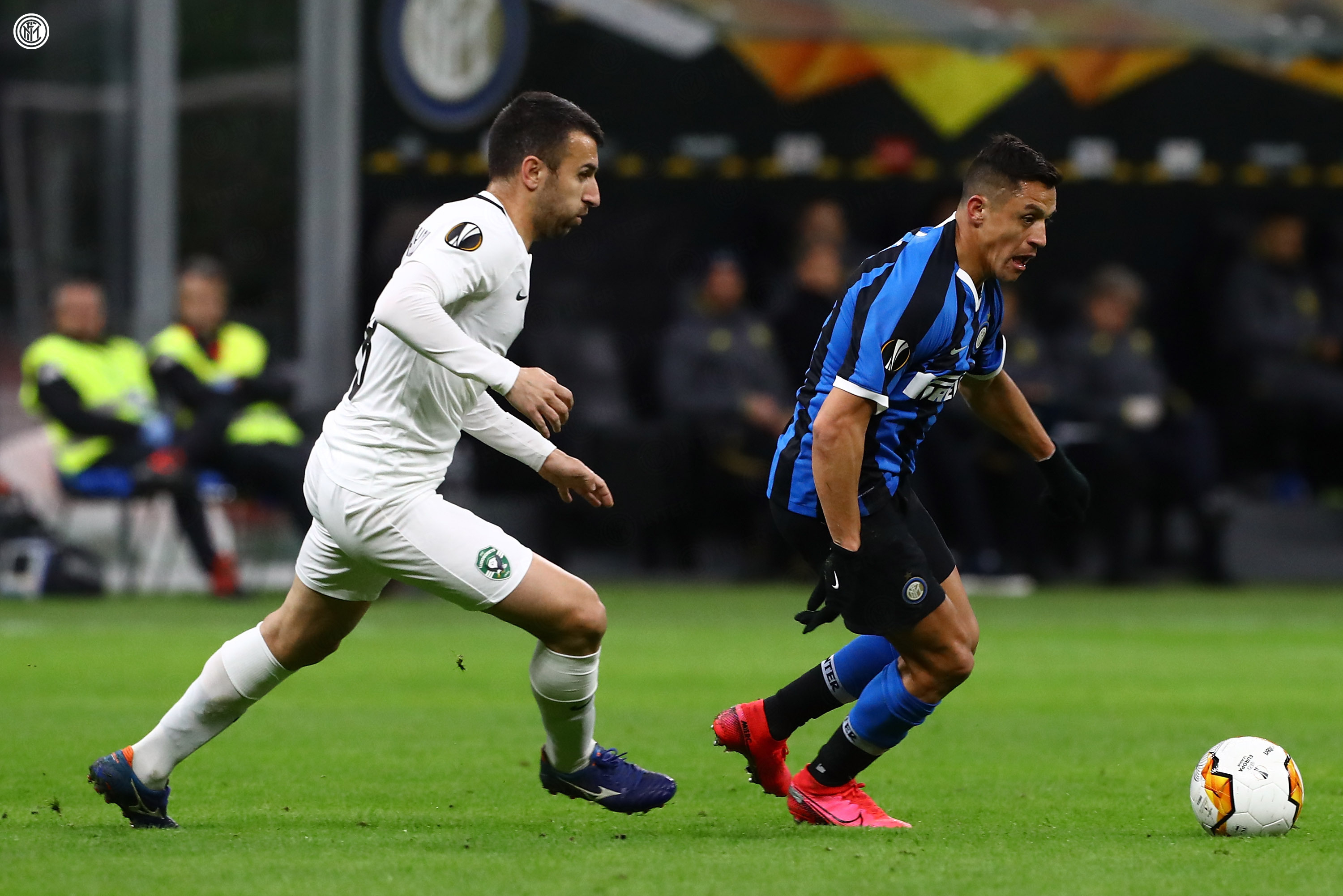 ¡Misil al travesaño! El casi golazo de Alexis Sánchez ante Ludogorets en la Europa League