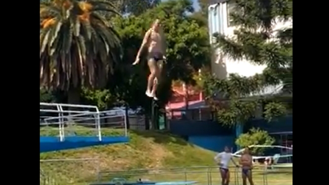 Marcelo Díaz se lució en un show de clavados en la piscina de Racing