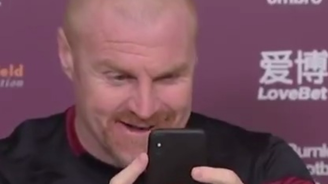 DT de Burnley debió tomar una foto en la rueda de prensa ante las dudas de su esposa