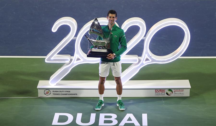 El festejo de Djokovic tras vencer a Tsitsipas y proclamarse pentacampeón en Dubai