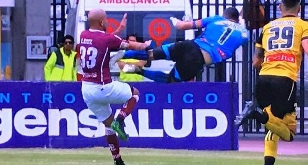 La brutal patada de Matías Cano que solo fue amarilla y no revisaron en el VAR