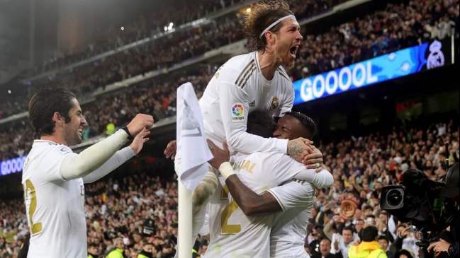 Real Madrid se quedó con el clásico y tomó el liderato al derribar a Barcelona de Arturo Vidal