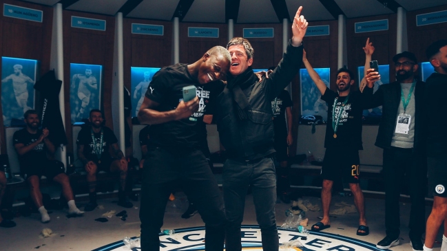 Noel Gallagher cantó y bailó con el plantel del City en camarines tras ganar la Carabao Cup