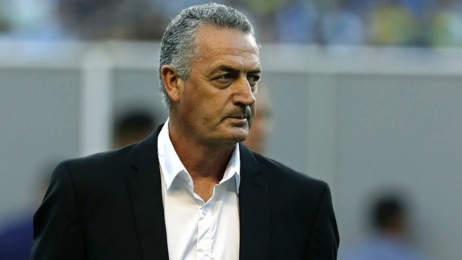 Gustavo Alfaro se margina de la carrera por llegar a Colo Colo