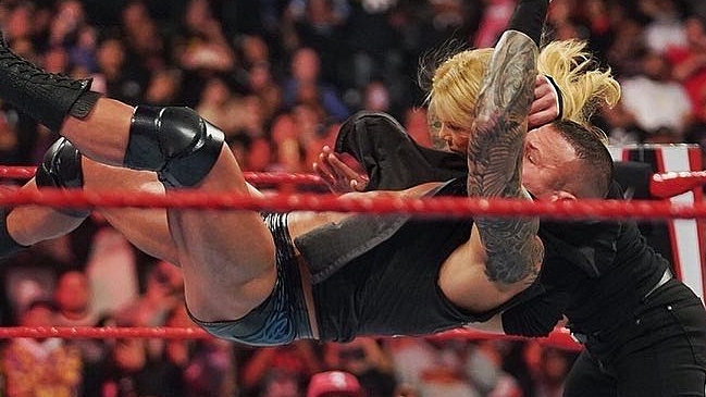 Randy Orton aplicó su “RKO” a Beth Phoenix y se llenó de críticas