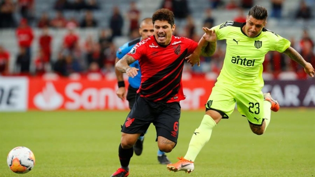 Athletico Paranaense venció a Peñarol en el estreno del grupo de Colo Colo en Copa Libertadores