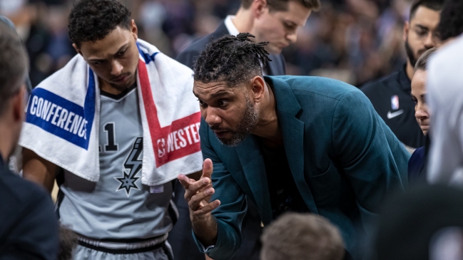 Tim Duncan tuvo victorioso debut como entrenador en San Antonio Spurs