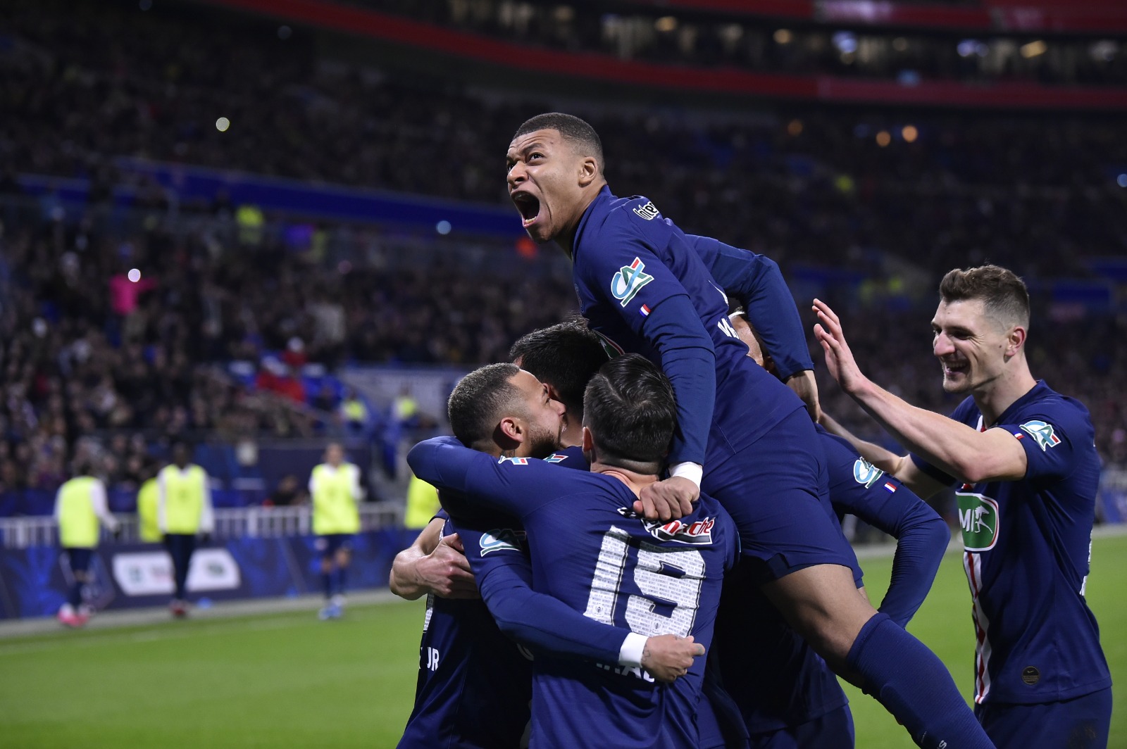 Mbappé comandó con triplete a PSG que goleó a O. de Lyon y es finalista en la Copa de Francia