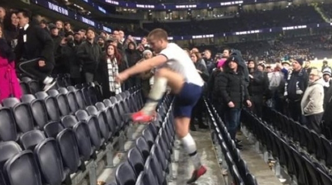 Futbolista de Tottenham subió a la tribuna para encarar a un hincha que lo insultó
