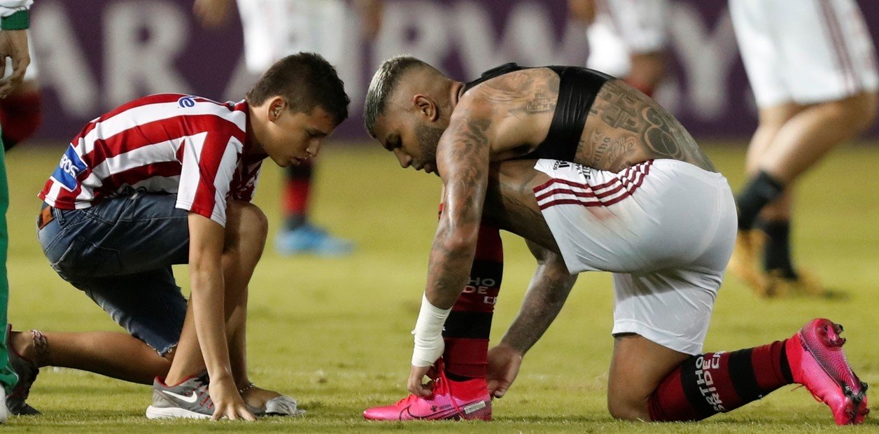 Los aplaudidos gestos de Gabigol con dos jóvenes hinchas colombianos