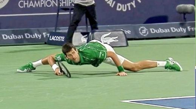 Novak Djokovic se transformó en meme por su magnífica elasticidad