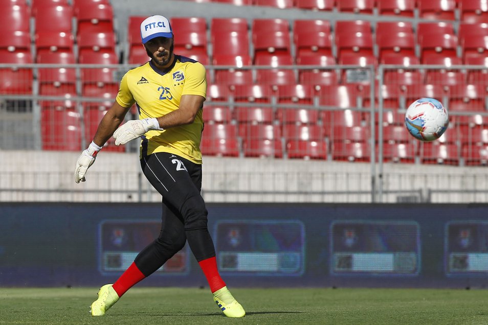 Johnny Herrera tuvo emotivo regreso al Nacional y recibió un homenaje de la barra de la U